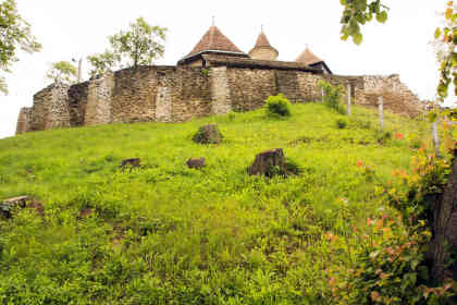 Rumänien - Malmkrog: Weggeduckt hinter Wehrmauern. Im Malmkroger Kirchenchor hat ein Kleinod der Freskenmalerei von 1350 den späteren reformatorischen Bildersturm überlebt. - Foto: BR | Iulian Comanescu