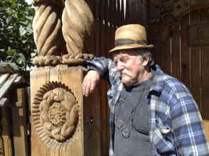 Rumänien - Maramuresch: Meister Pitzigoi, zu Deutsch Meister Meise, ist kein Vogelstimmenimitator, sondern der berühmteste Erbauer und Schnitzer prachtvoller Holztore in der Maramuresch. Foto: BR | Herbert Gruenwald