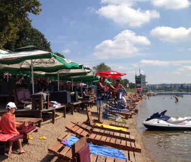 Belgrad - Viele Kneipen und rustikale Restaurants sorgen auf der Insel "Ada Ciganlija" für das leibliche Wohl - Foto: BR | Zoran Ikonic