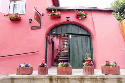 Rumänien - Schäßburg: Häuserschreck nennen die Schäßburger jene Restauratoren, die beim Aufmöbeln des alten Gemäuers die grellen Farbtöpfe bevorzugen. - Foto: BR | Iulian Comanescu