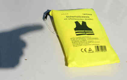 Warnwesten müssen in Österreich nicht nur mitgeführt, sondern auch getragen werden - Foto: picture-alliance/ dpa