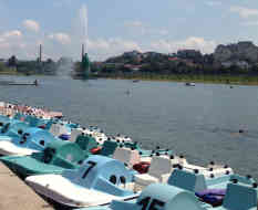 Belgrad - Auf der Insel "Ada Ciganlija" werden viele Wassersportmöglichkeiten, wie z.B. Wakeboarding, Kajak, Windsurfing angeboten - Foto: BR | Zoran Ikonic