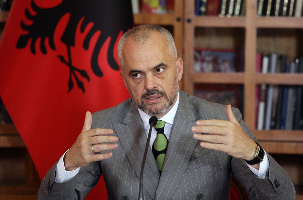 Der albanische Premier Edi Rama verkündet im Juni 2014 den EU-Beitrittskandidatenstatus seines Landes - Foto: picture alliance / dpa