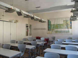 Das modern eingerichtete Chemie-Klassenzimmer, das von der deutschen Regierung finanziert wurde. Es wurde 2009 für 90.000 Euro renoviert. Foto: BR | Camelia Ivanova