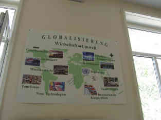 Selbstgebastelte Poster, die Deutschland mit Bulgarien vergleichen. Foto: BR | Camelia Ivanova