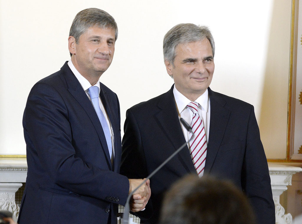 Österreich: Vizekanzler Michael Spindelegger (li.) verabschiedet sich von der Regierung und Bundeskanzler Werner Faymann (re.) - Foto: picture alliance / dpa