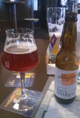 Gespräche wie bei einer Weinprobe sind keine Seltenheit, wenn sich Experten über Craft-Bier austauschen. Foto - BR | Eberhard Nembach