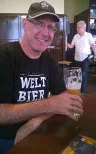 Günther Thömmes aus der "Fernsehbier" Stadt Bitburg, hilft der Craft-Bier Szene sich unabhängig zu machen. Foto - BR | Eberhard Nembach