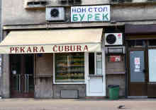 Belgrad: Non Stop Burek – Burek, ein gefülltes Blätterteiggericht, gibt es hier rund um die Uhr. - Foto: BR | Isabella Purkart