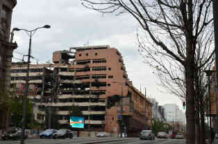 Belgrad: Vorbei am von der NATO 1999 zerbombten Generalstabsgebäude geht es in mein Zuhause für die nächsten drei Monate. Foto: BR | Isabella Purkart