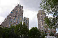 Belgrad: Die drei Wohntürme mit der offiziellen Bezeichnung „Osttor“, wurden in den 1970ern im Stil des sozialistischen Brutalismus gebaut. - Foto: BR | Isabella Purkart