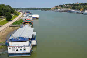 Belgrad: Blick auf die Sava, auf der linken Seite „Splavovi“, auf denen im Sommer die ganze Nacht durchgetanzt werden kann. - Foto: BR | Isabella Purkart