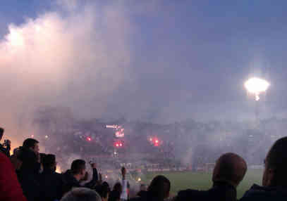 Das Belgrader Derby Partizan gegen Roter Stern ist bekannt für seine emotional aufgeladene Stimmung. - Foto: BR | Isabella Purkart