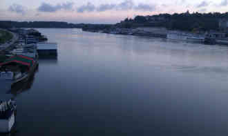 Belgrad: Blick auf die Sava in den frühen Morgenstunden, auf der linken Seite „Splavovi“, auf denen im Sommer die ganze Nacht durchgetanzt werden kann. - Foto: BR | Isabella Purkart