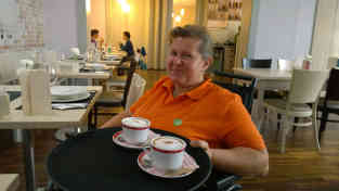 Ungarn - Szekszard: Maria Kecskemeti liebt ihren Job im Service - Der Rollstuhl ist dabei kaum eine Einschränkung - Foto: BR | Attila Poth