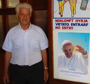 Er will zum Papst - ein Bus wird ihn nach Tirana bringen. Foto: BR