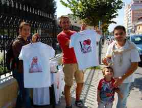 Papst-Souvenirs gehen gut in Shkoder