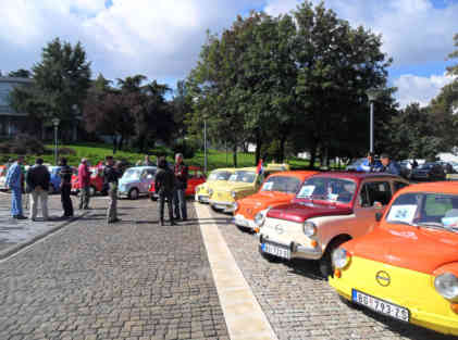 Fico Fans beim Treffen vor dem Museum Jugoslawiens in Belgrad. Foto - BR|Zoran Ikonic