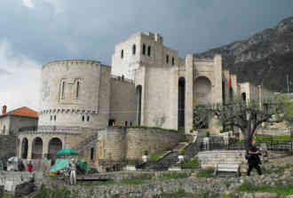 Das historische Museum über den albanischen Nationalhelden Gjergj Kastrioti Skanderbeg in Kruja - nur 50 km entfernt vom größten Strand von Durres - Foto: BR | Astrit Ibro