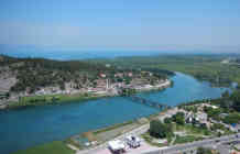 Die Buna ist der kürzeste und der einzige schiffbare Fluss in Albanien. Er wird vom Skutari-See gespeist und mündet in die Adria. Der Shkodra (Skutari)-See ist der größte in Albanien und zeichnet sich durch eine malerische Landschaft aus - Foto: BR | Astrit Ibro