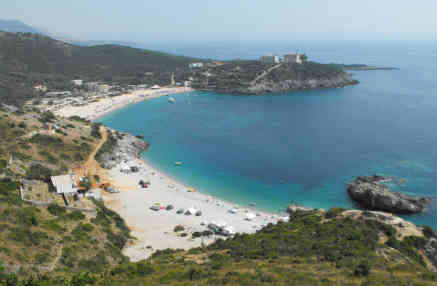 Jala bei Himara, einer der schönsten Strände in Südwestalbanien. Vor 1990 war diese Region ein Militärgebiet und gesperrt für Urlauber - Heute ein Lieblingsurlaubsort vor allem für Jugendliche - Foto: BR | Astrit Ibro