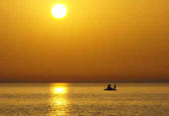 Sonnenuntergang in Divjaka in Mittelalbanien. Neben dem Strand gibt es hier auch einen schönen Nationalpark mit der größten Lagune Albaniens, der Lagune von Karavasta, wo man auch die Dalmatien-Pelikane findet - Foto: BR | Astrit Ibro