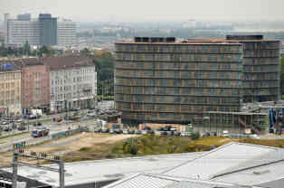 Wien: Blick über das Rautendach des neuen Hauptbahnhofs auf das Büro-Gebäude das anstelle des alten Südbahnhofs errichtet wurde - Foto: BR | Karin Straka