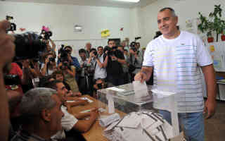 Parlamentswahl in Bulgarien 2009: Bojko Borissow, der Vorsitzende der konservativen GERB Partei, bei der Stimmabgabe 2009 noch nicht in staatsmännischem Outfit - Foto: picture alliance / dpa