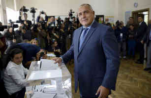 Sofia: Boiko Borissow, Chef der konservativen GERB Partei, bei der Stimmabgabe zur Parlamentswahl am 05.10.2014 - Foto: picture alliance / dpa