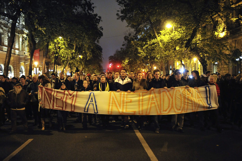 Budapest: Tausende Demonstranten protestierten gestern gegen die geplante Internet-Steuer - unterstrichen durch das Banner "Nein zur Internet-Steuer" - Foto: picture alliance / dpa
