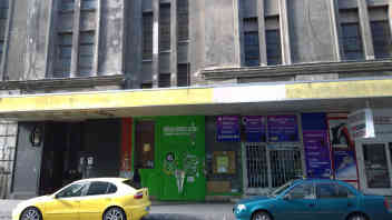 Der Eingang zum "Rage-Room" in Budapest verbirgt sich hinter dieser grünen Tür - Foto: BR | Attila Poth