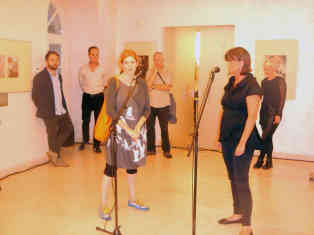 Zagreb: Mia David (li.) und Marina Viculin (re.), die beiden Kuratorinnen, bei der Eröffnung der Ausstellung - Foto: BR | Stjepan Milcic