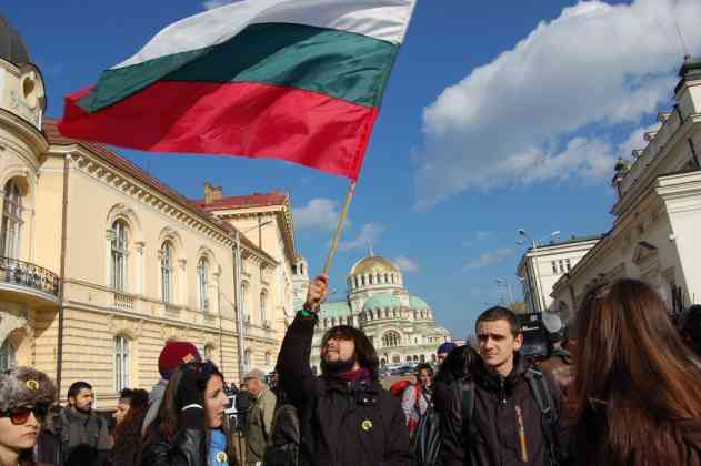 Trommeln gegen die Oligarchen – Demonstranten vor dem bulgarischen Parlament. Foto - BR|Katja Popova