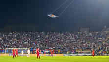 Serbien - Albanien: Eine Fahne mit dem Symbol "Großalbaniens" fliegt, durch eine Drohne ferngesteuert, während des Spiels über das "Partizan"-Stadion in Belgrad - Foto: picture alliance / dpa