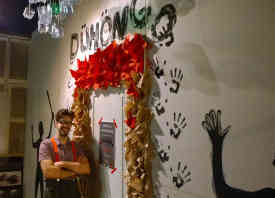 Gergö Buda, der Erfinder des „Rage-Rooms“ in Budapest, vor dem Eingang ins "Wut-Paradies" - Foto: BR | Attila Poth