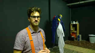 Gergö Buda, der Erfinder des „Rage-Rooms“ in Budapest, zeigt den Raum, in dem zerstört werden darf - Foto: BR | Attila Poth