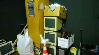 "Rage-Room" Budapest: Das Lager ist voll von zerstörbaren Gegenständen - Foto: BR | Attila Poth