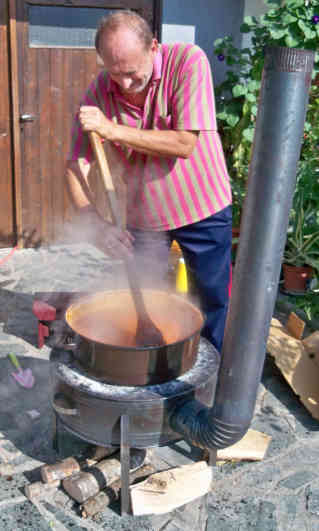 Nach dem braten, zerkleinern und würzen heißt es rühren, rühren und nochmals rühren. Foto - BR|Lyubisha Nikolovski