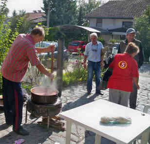 Ajvar ist seit jeher ein kollektives Produkt aller Nachbarn und Familienmitglieder. Aus Gärten und Hauseinfahrten steigt ab Oktober der Paprikaduft auf. Foto - BR|Lyubisha Nikolovski