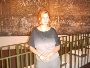 Zagreb: Mia David, die Leiterin des Belgrader Kulturzentrums und Kuratorin der Ausstellung, vor einer Installation - Foto: BR | Stjepan Milcic