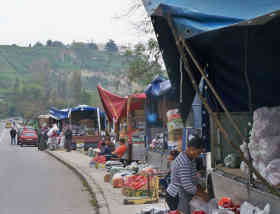 Entlang der Straße wird der rote Paprika in der Erntezeit Kiloweise verkauft. .Foto - BR|Lyubisha Nikolovski
