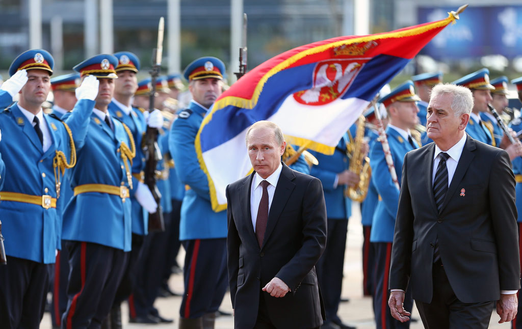 Belgrad: Der russische Präsident Vladimir Putin - gemeinsam mit dem serbischen Präsidenten Tomislav Nikolic (re.) - wird mit militärischen Ehren empfangen - Foto: picture alliance / dpa