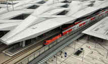 Wien: Blick auf das Rautendach des Hauptbahnhofs vom Aussichtsturm Bahnorama - Foto: BR | Karin Straka