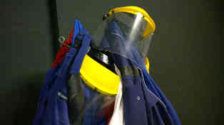 "Rage-Room" Budapest: Verletzungsgefahr und Folgeschäden sind ausgeschlossen - Schutzkleidung ist Pflicht - Foto: BR | Attila Poth