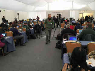Das Pressezelt vor dem Palais Coburg wird jeden Tag voller. Foto - BR|Till Rüger
