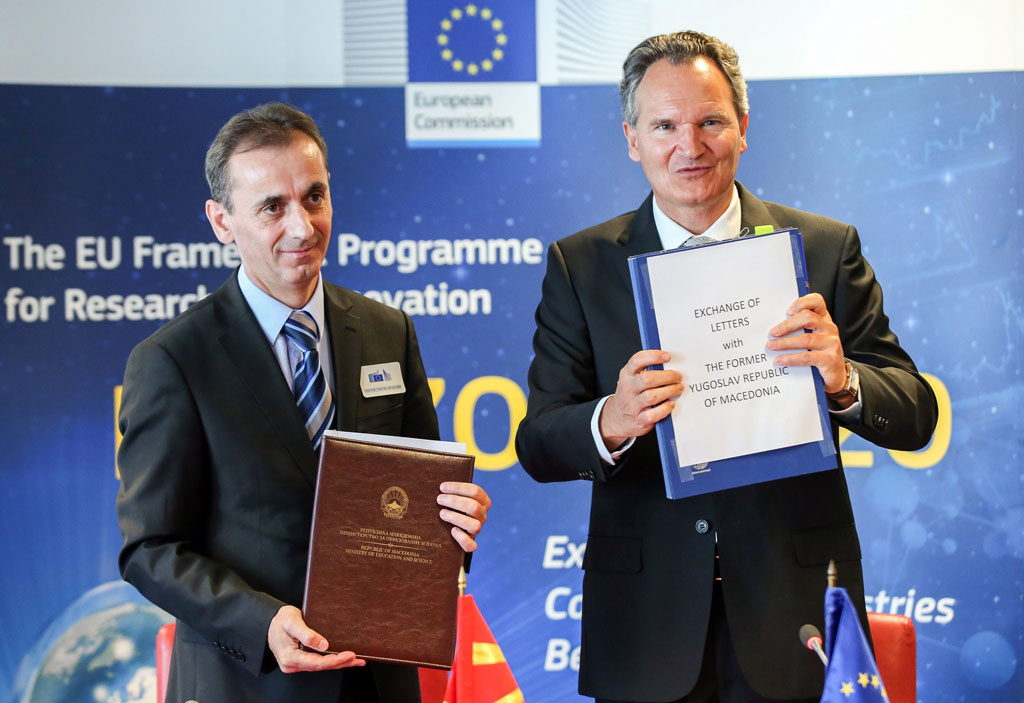 Bildungsminister Abdilakim Ademi (links im Bild zusammen mit dem Generaldirektor für Forschung und Innovation der EU-Kommission Robert-Jan Smits möchte das gesamte Schulwesen verändern. Bildquelle: picture-alliance/dpa