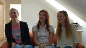 Budapest: Andrassy-Universität - Studentinnen im Interview (v. l. n. r.): Anna Topolanszky (25) aus Ungarn, Natallia Stsiabakova (24) aus Weißrussland, Johanna Gastager (24) aus München. - Foto: BR | Attila Poth