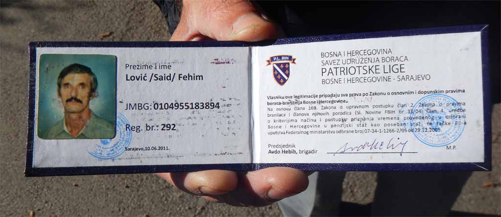 Stolz zeigt Fehim seinen Ausweis, der beweist, dass er vom ersten Tag an für die bosnische Armee gekämpft hat, die vor ihrer offiziellen Gründung noch „Patriotische Liga“ hieß. Foto: BR | Eldina Jasarevic