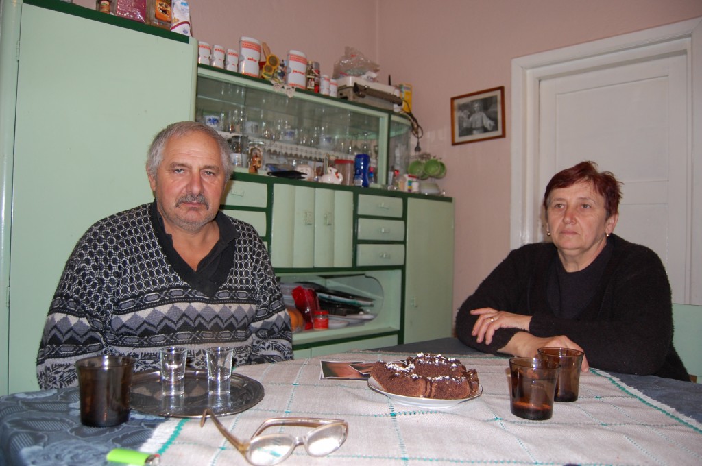 Nur mit viel Glück überlebte der rumänische Bauer Lörincz Opra einen Bärenangriff. Seine Frau Emilia bangt seit dem jedes mal um ihn, wenn er aufs Feld geht. Foto: BR | Stephan Ozsváth