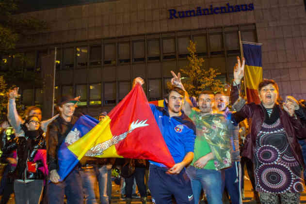 Demonstration vor dem rumänischen Konsulat in München: das Wahllokal war geschlossen worden, obwohl zahlreiche Rumänen noch keine Gelegenheit zur Stimmabgabe gehabt hatten. - Foto: picture alliance / dpa
